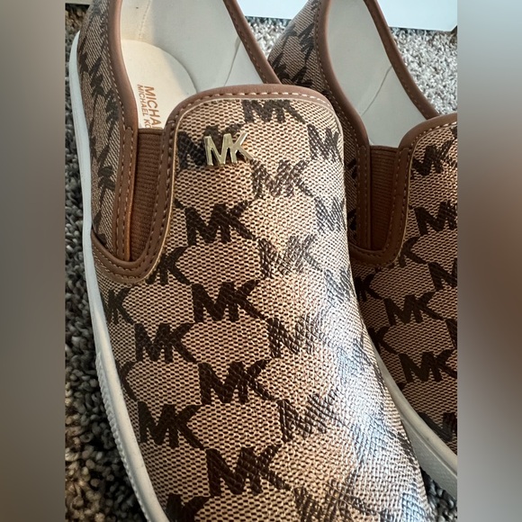New Womens Michael Kors Slip-on Monogram Brown Shoe size 5 - Picture 5 of 9